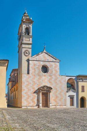 Sabbioneta, Italia, la fachada y el campanario de la iglesia de Santa Maria Assunta