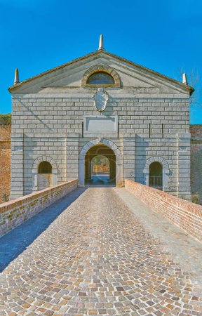 Sabbioneta, Italia, vista de la puerta imperial, la entrada principal a la ciudad