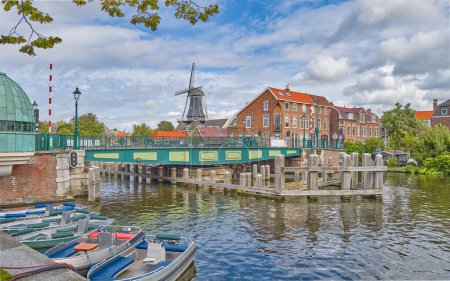 Haarlem, Holland, die Catherine-Drehbrücke über die Spaarne, mit dem Dorf und der Adria-Windmühle im Hintergrund