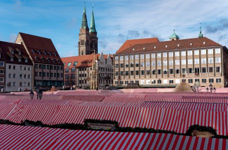 Téléchargez les photos : Marché de Noël de Nuremberg Christkindlesmarkt : Vue sur les toits en tissu des étals avec une belle fontaine en arrière-plan - en image libre de droit