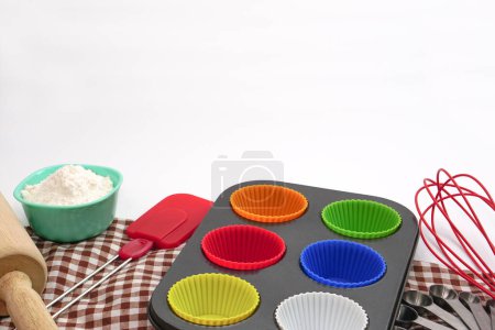 Téléchargez les photos : Set of kitchen utensils and ingredients for bakery on white background. Materials or kitchen equipment for bakery. - en image libre de droit