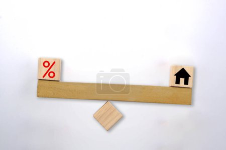 Foto de Icono de porcentaje y la casa en un balancín de desequilibrio. Financiación de tipos de interés, bienes raíces y concepto de préstamo hipotecario. - Imagen libre de derechos
