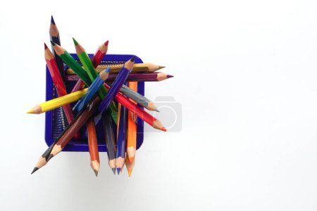 Foto de Vista superior de lápices de colores o lápices de colores en caja sobre fondo blanco. Concepto de conocimiento y educación. - Imagen libre de derechos