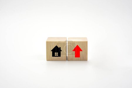 Téléchargez les photos : Icône de la maison sur bloc de bois et haut de flèche. Financement des taux d'intérêt, immobilier et concept de prêt immobilier. - en image libre de droit