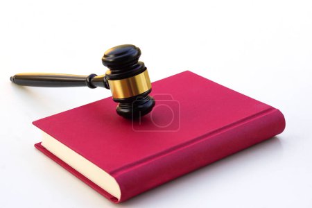 Téléchargez les photos : Close up of judge gavel, lawyer, law, justice placed on law book on white background. - en image libre de droit