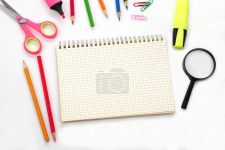 Schulbedarf oder Bürobedarf und Graphikbuch auf weißem Hintergrund. Lernen, Lernen, Büroausstattung und Präsentationskonzept.