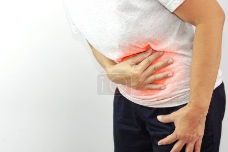 Asiatin leidet unter Bauchschmerzen. Chronische Gastritis, Menstruation und Gesundheitskonzept.