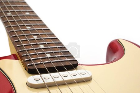 Enfoque selectivo, enfocar cuerdas de guitarra acústica sobre fondo blanco con espacio de copia. Amor, entretenimiento y concepto musical.