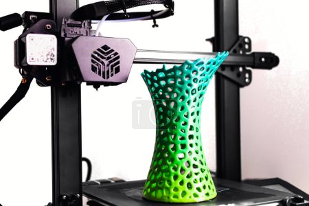 Foto de 3d printing of a vase with multicolored pla filament - Imagen libre de derechos