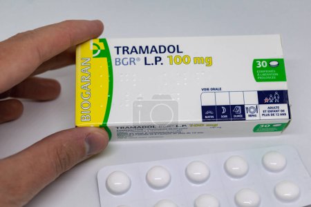 Foto de Genaville, Francia, 07 de agosto de 2023: Tramadol box, medicamento utilizado para tratar el dolor - Imagen libre de derechos
