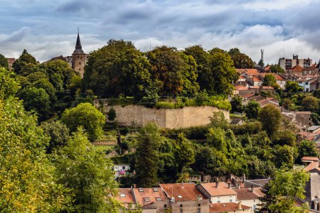 Téléchargez les photos : Val de Briey, Meurthe-et-Moselle, vue panoramique sur les remparts et la ville - en image libre de droit