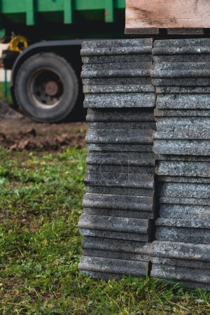 Foto de Fronteras de jardín de hormigón con cemento para demarcar caminos, aparcamientos, aceras y parterres - Imagen libre de derechos