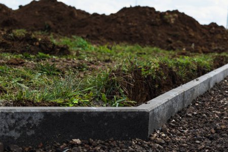 Foto de Fronteras de jardín de hormigón con cemento para demarcar caminos, aparcamientos, aceras y parterres - Imagen libre de derechos