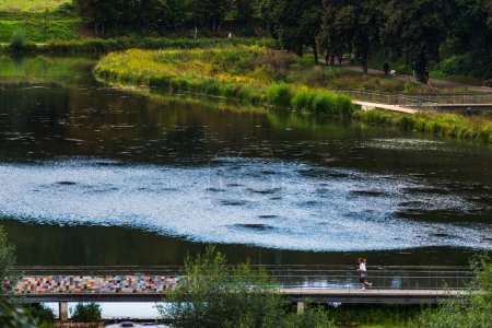 Foto de Briey y su sereno lago Sangsue, puente, senderismo, actividades deportivas y de relajación, Lorena, Francia - Imagen libre de derechos