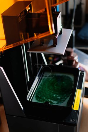 Imprimante 3D et son réservoir de résine pour le remplissage et l'impression