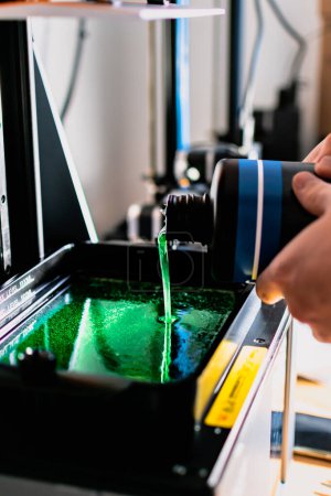 3D-Drucker und sein Harztank zum Befüllen und Drucken