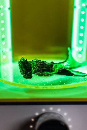 3D-Druck eines Hirschgeweihs beim Drehen in einer Heilungsmaschine mit UV-Licht
