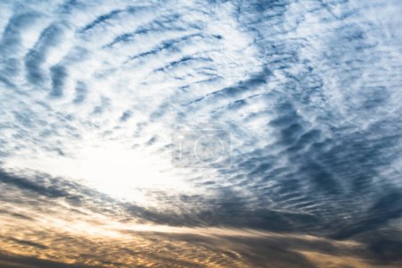 Téléchargez les photos : Belle formation de nuages striés dans le ciel ressemblant à des vagues duveteuses, prévisions météorologiques - en image libre de droit