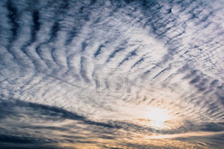 Téléchargez les photos : Belle formation de nuages striés dans le ciel ressemblant à des vagues duveteuses, prévisions météorologiques - en image libre de droit