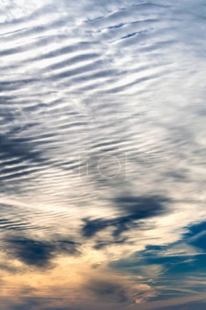 Belle formation de nuages striés dans le ciel ressemblant à des vagues duveteuses, prévisions météorologiques
