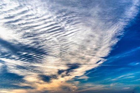 Schöne gestreifte Wolkenbildung am Himmel, die wie flauschige Wellen aussieht, Wettervorhersage