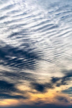 Hermosa formación de nubes estriadas en el cielo que parecen olas esponjosas, pronóstico del tiempo