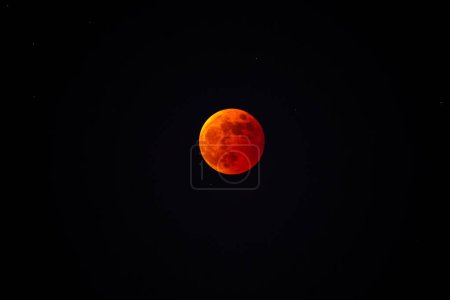 Téléchargez les photos : La lune rouge après une éclipse lunaire - en image libre de droit