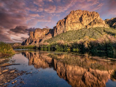 Téléchargez les photos : Coucher de soleil près des falaises Bulldog et de Salt River dans la forêt nationale de Tonto près de Phoenix, Arizona. - en image libre de droit