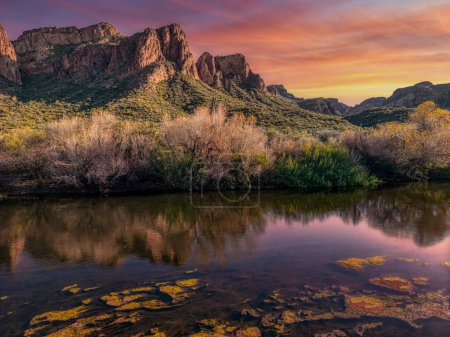 Sonnenuntergang in der Nähe der Bulldog Cliffs und des Salt River im Tonto National Forest bei Phoenix, Arizona.  