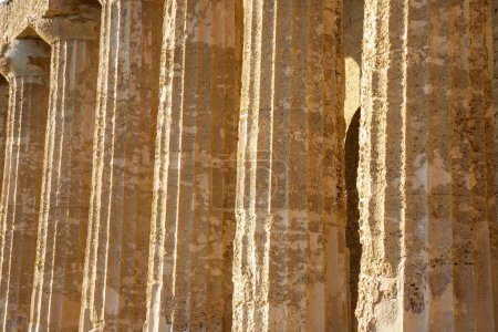 Foto de Una parte de las columnas de las ruinas antiguas del templo griego - Imagen libre de derechos