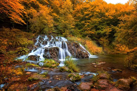 Téléchargez les photos : Cascade waterfalls in autumn. Travel in Bulgaria. Dokuzak waterfall - en image libre de droit
