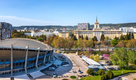 Foto de Varna, Bulgaria - 25 de abril de 2022: Vista aérea desde el dron hasta el Palacio de Cultura y Deportes y la Academia Naval Nikola Vaptsarov - Imagen libre de derechos