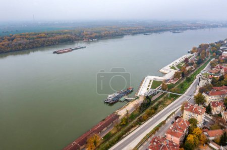 Foto de Vista aérea del río Danubio y el muelle de la ciudad de Ruse, Bulgaria - Imagen libre de derechos