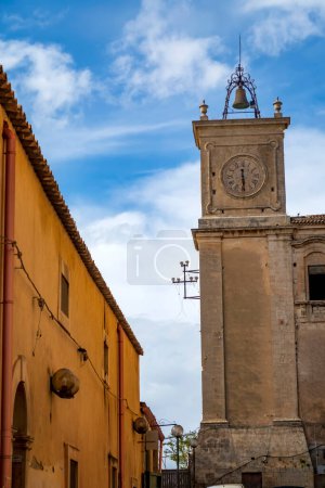 Foto de La antigua torre con reloj y campana de la antigua Trigona, Noto, sicilia - Imagen libre de derechos