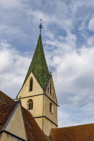 Téléchargez les photos : Une tour de l'abbaye de Blaubeuren dans la ville de Blaubeuren, Allemagne - en image libre de droit