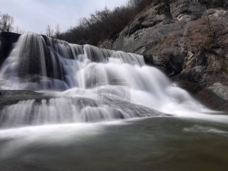 Foto de BshBig hermosa cascada. Viajar a Bulgaria. Cascada de Hristovski - Imagen libre de derechos