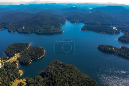 Téléchargez les photos : Superbe vue aérienne au barrage Shiroka Poliana, Bulgarie, Belle eau bleue et forêt verte. - en image libre de droit