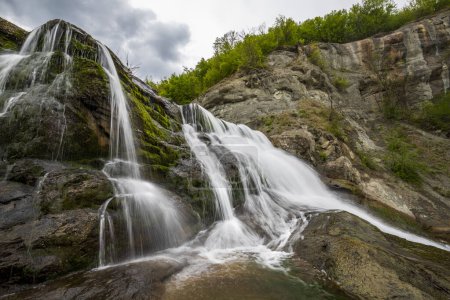 Foto de Gran cascada hermosa. Viajar a Bulgaria. Cascada de Hristovski - Imagen libre de derechos