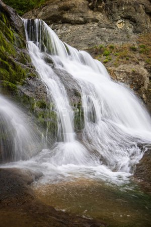 Foto de Gran cascada hermosa. Viajar a Bulgaria. Cascada Hristovski. Vista vertical - Imagen libre de derechos