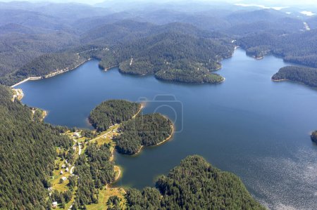 Téléchargez les photos : Superbe vue aérienne au barrage Shiroka Poliana, Bulgarie, Belle eau bleue et forêt verte. - en image libre de droit
