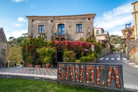 Téléchargez les photos : Savoca, Sicile, Italie - novembre 09, 2023 : Bar Vitelli in Savoca town the Sicilian Bar dans le film "Le Parrain" - en image libre de droit