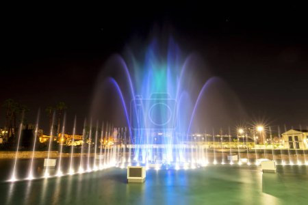 Foto de El espectáculo de la fuente iluminada en el puerto de Palermo - Imagen libre de derechos