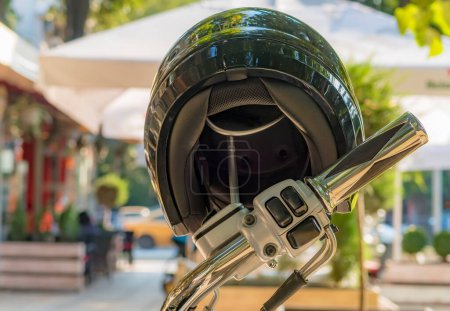 Téléchargez les photos : Casque noir sur le miroir du volant de moto - en image libre de droit