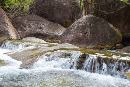 Foto de Sol belleza naturaleza y roca cascada en el sur de Tailandia - Imagen libre de derechos