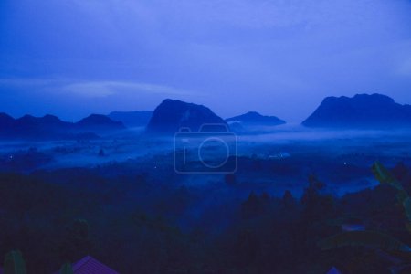 Foto de Niebla temprana de la mañana y hermosa montaña en el sur de Tailandia - Imagen libre de derechos