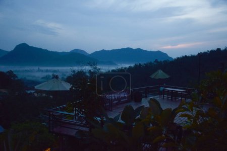 Foto de Niebla temprana de la mañana y hermosa montaña en el sur de Tailandia - Imagen libre de derechos