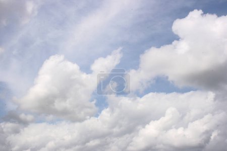 Foto de Nube blanca y cielo azul luz solar belleza naturaleza luz solar - Imagen libre de derechos