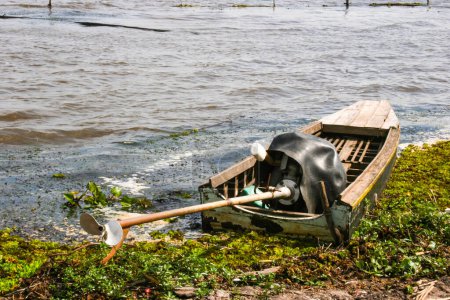 Foto de Viejo pescador barco de madera en el lago sur de Tailandia y viajar - Imagen libre de derechos