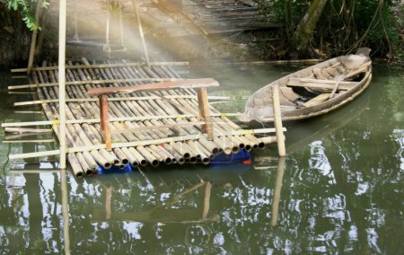 Foto de Old wooden boat fisherman in lake south Thailand - Imagen libre de derechos