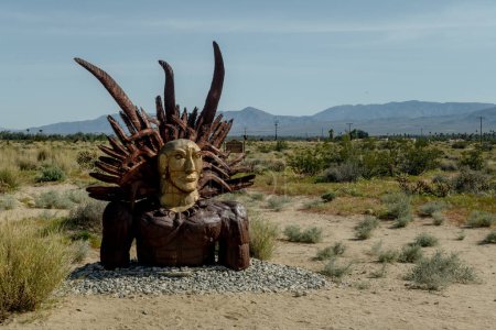 Skulptur in der Wüste von Anza-Borrego: Menschenkopfskulptur, die größer ist als das Leben Dieses markante Kunstwerk zeigt eine monumentale Figur mit einem überdimensionalen Kopf, 